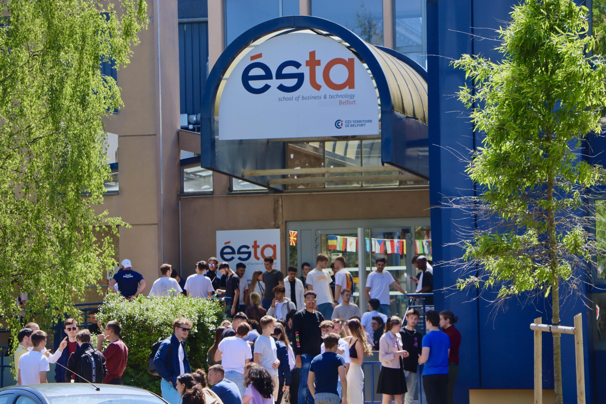 Etudiants et étudiantes devant l'entrée de l'ESTA, école d'ingénieur commercial.