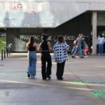 Etudiants devant leur université